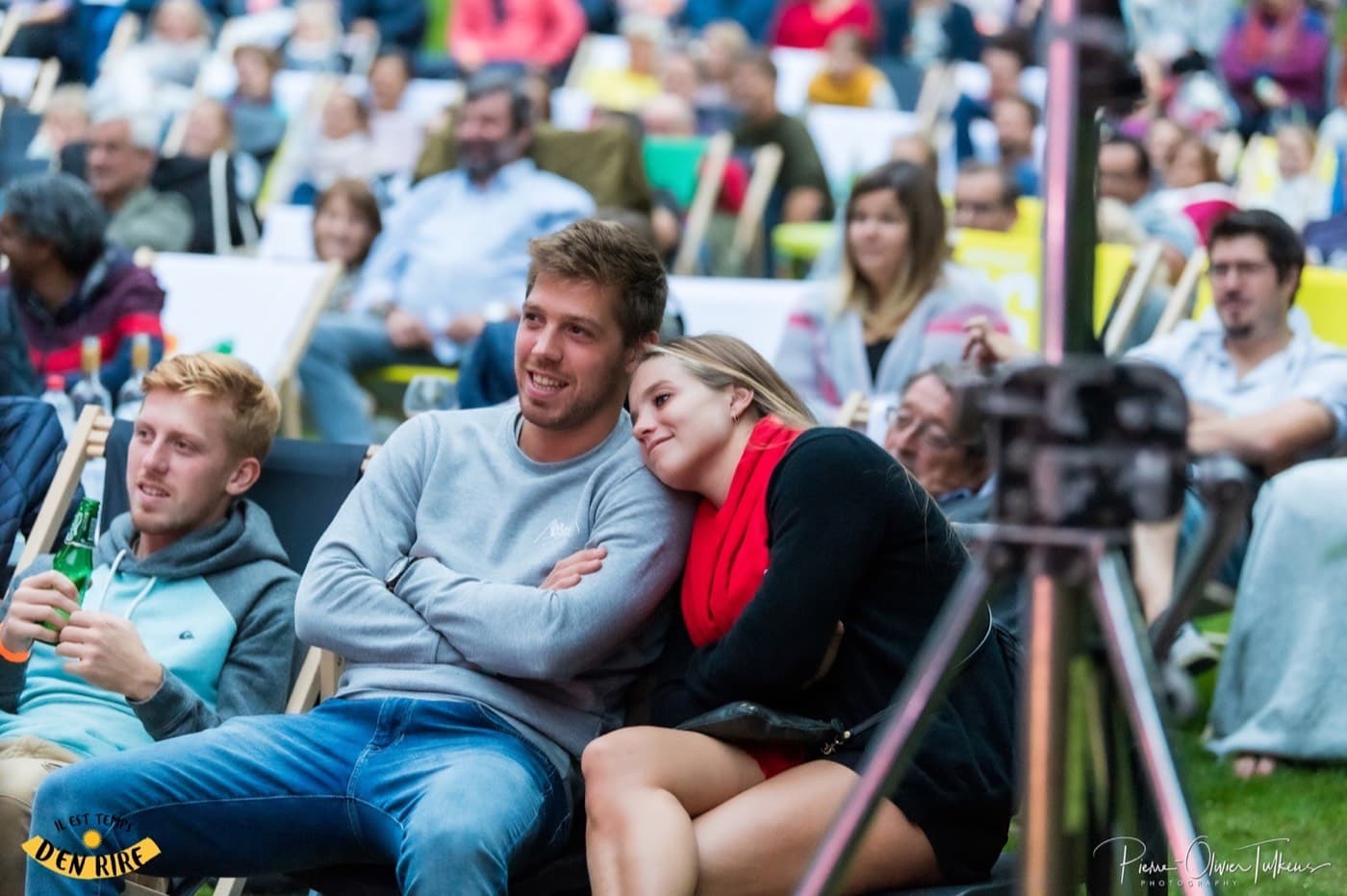 Un couple blotti dans les transats, pendant le spectacle il est temps d'en rire saison ete