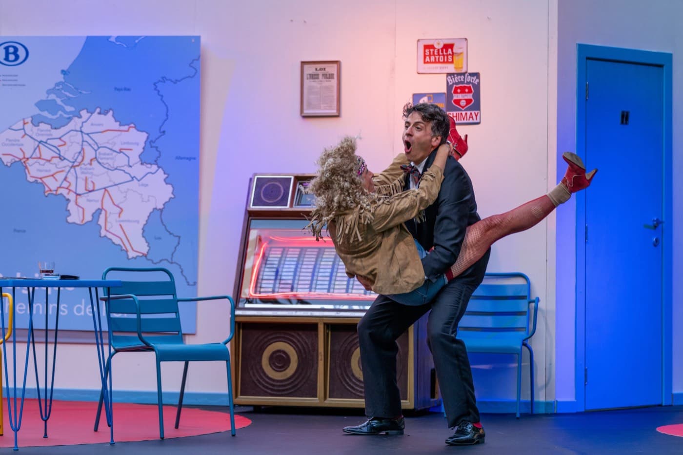 Deux comédiens dansent devant un juke-box Photo Il est temps d'en rire saison étéPhoto Il est temps d'en rire saison été