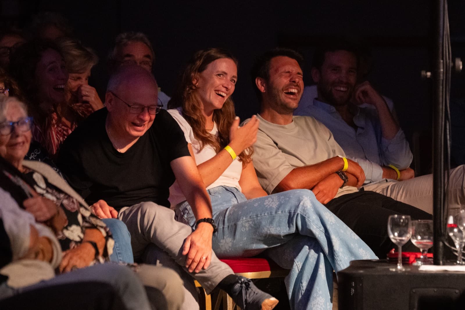 Des spectateurs du premier rang, pris d'un fou rire